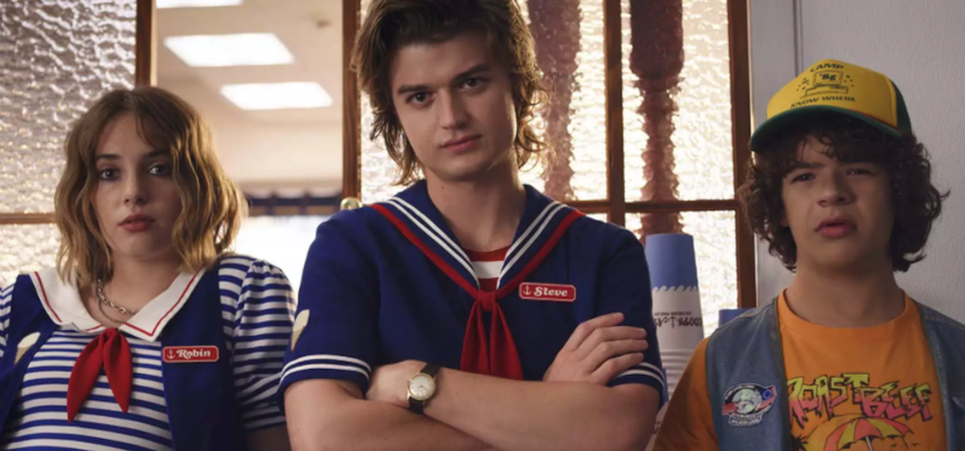 Stranger Things 4 | Robin, Steve e Dustin se reúnem em fotos do set
