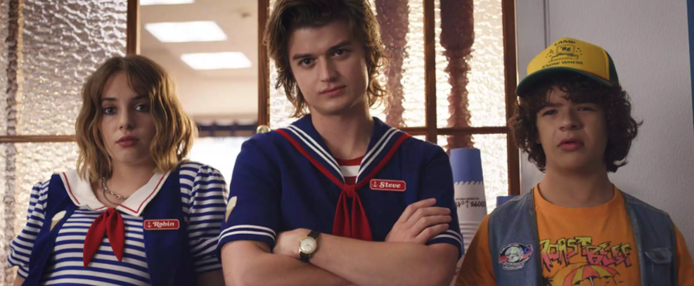 Stranger Things 4 | Robin, Steve e Dustin se reúnem em fotos do set